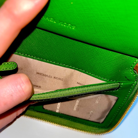 MICHAEL KORS Mercer Wallet Wristlet + Phone | True Green | Leather - Picture 5 of 7